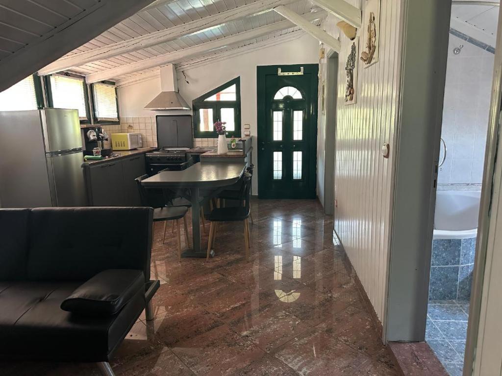 Whitehome Apartment