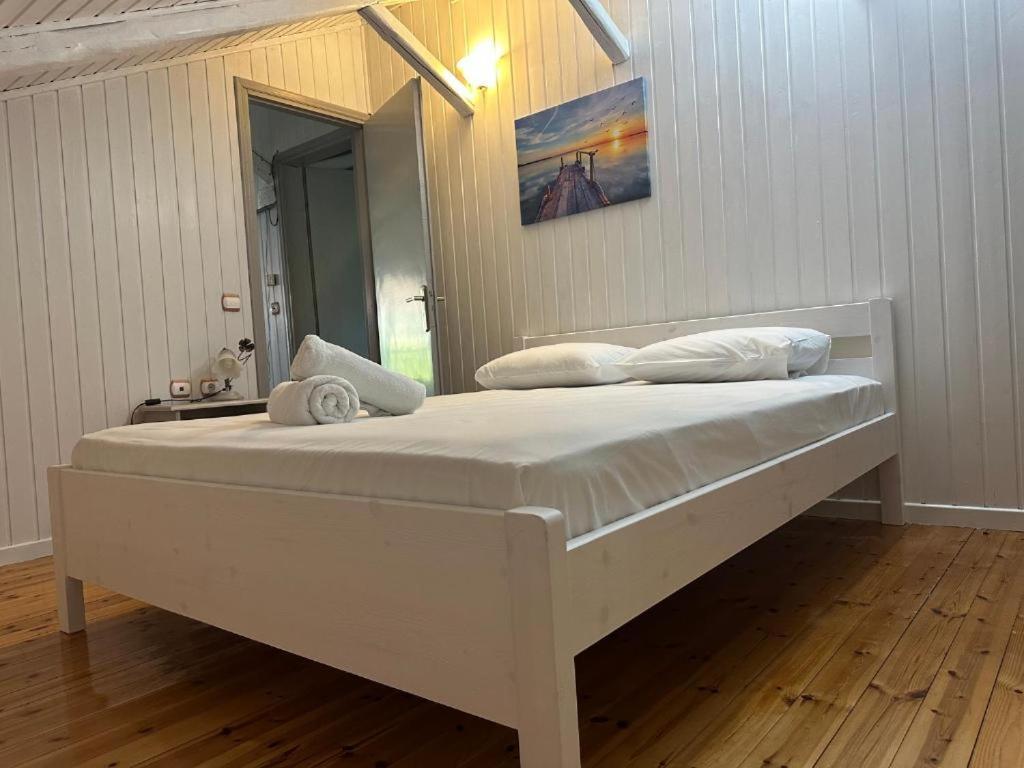 Whitehome Apartment